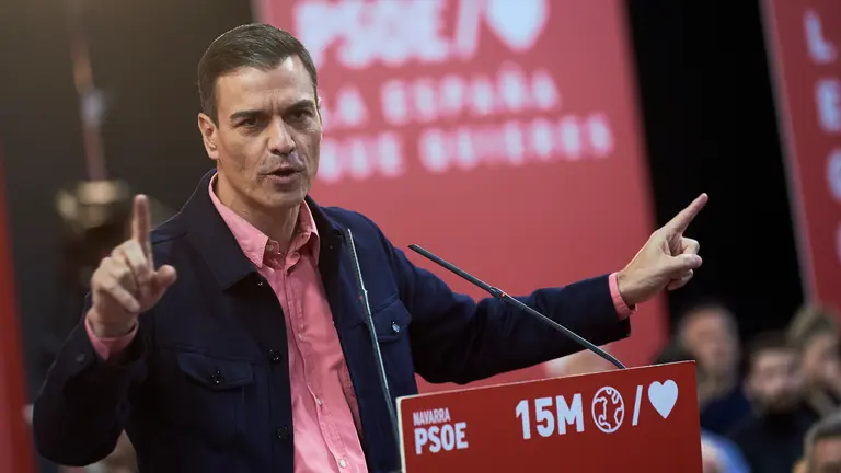 El Presidente del Gobierno de España, Pedro Sanchez, durante su acto político en Pamplona acompañado de María Chivite y Santos Cerdán. PABLO LASAOSA 8 (35)