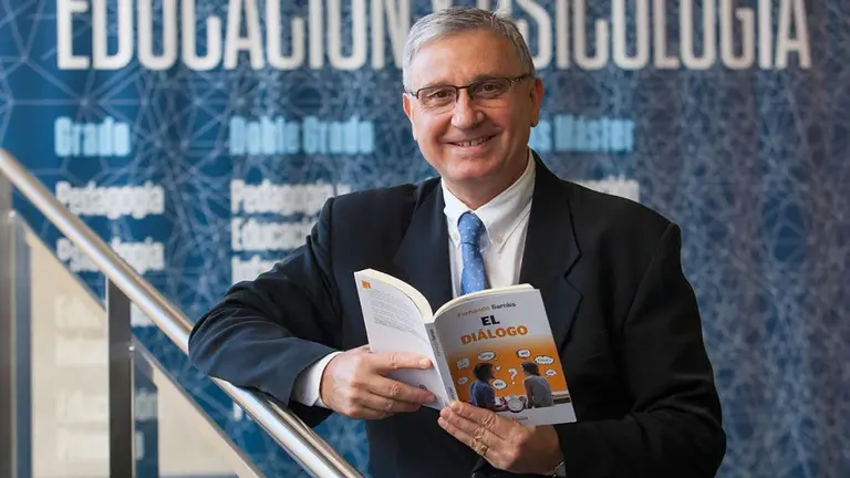 El psiquiatra Fernando Sarráis, con su libro 'El diálogo' CEDIDA