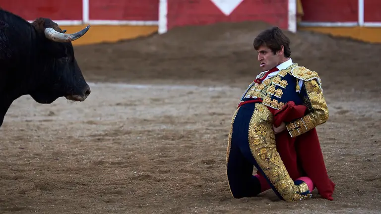Pérez Langa, El Cid y el navarro Javier Marín durante la corrida de toros en las fiestas de San Raimundo de Fitero. PABLO LASAOSA 34