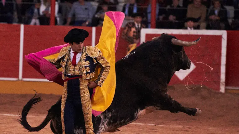 Pérez Langa, El Cid y el navarro Javier Marín durante la corrida de toros en las fiestas de San Raimundo de Fitero. PABLO LASAOSA 53