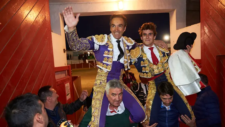 Pérez Langa, El Cid y el navarro Javier Marín durante la corrida de toros en las fiestas de San Raimundo de Fitero. PABLO LASAOSA 55