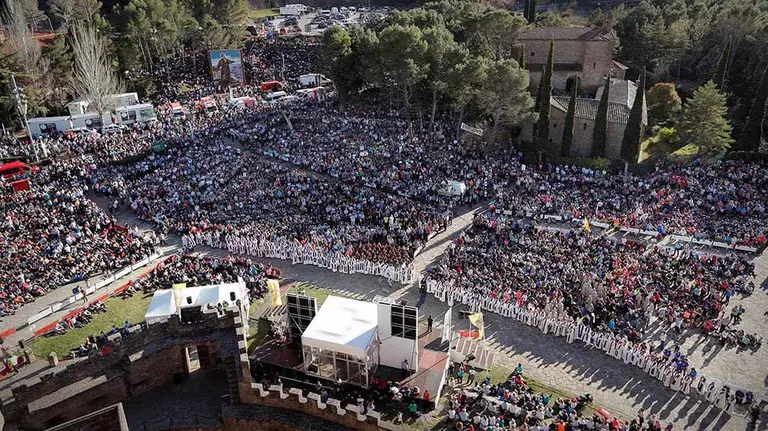 GRAFCAV2707. PAMPLONA, 16/03/2019.- Miles de peregrinos llegados de toda Navarra y de otras provincias de España han asistido hoy a la misa oficiada en la explanada del Castillo de Javier, localidad natal de San Francisco Javier, patrón de Navarra y patrono mundial de las misiones, con la que se ha puesto fin a las Javieradas de 2019 que este año se celebran bajo el lema "Enviados" y con una cifra "récord en los últimos años", 24.650 peregrinos según los cálculos de la Policía Foral. EFE/ Villar Lopez