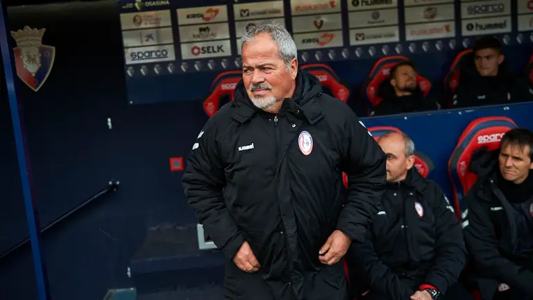 Antonio Iriondo, entrenador del Rayo Majadahonda momentos previos al comienzo del partido. MIGUEL OSÉS