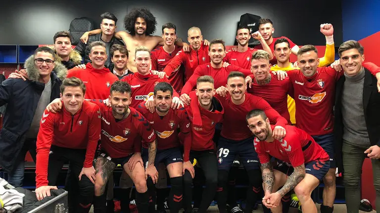 Los jugadores rojillos celebran junto el 3-0 al Rayo Majadahonda en El Sadar @Osasuna