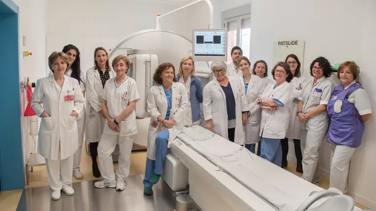 El equipo del Servicio de Medicina Nuclear junto a la nueva gammacámara. 