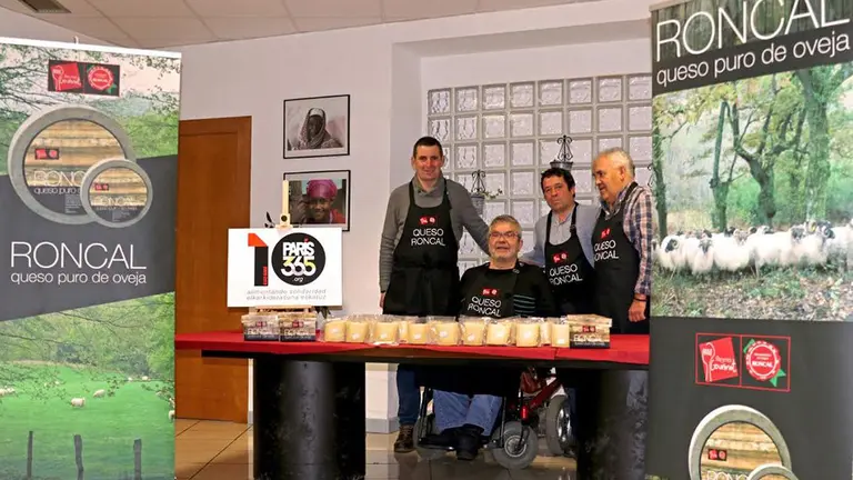 Entrega de las cuñas de queso del Roncal al comedor París 365 CEDIDA