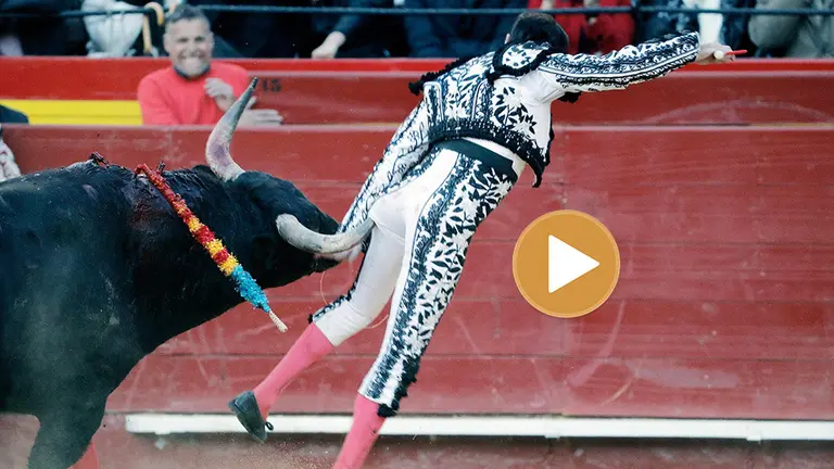 GRAFCVA007. VALENCIA, 18/03/2019.-El diestro Enrique Ponce ha resultado cogido durante la faena de muleta al quinto toro de la corrida de hoy de la feria de Fallas de Valencia, por lo que ha ingresado en la enfermería sin llegar a entrar a matar.En una primera impresión, el veterano espada valenciano puede sufrir no solo una cornada en su pierna izquierda sino también, por la forma en que cayó al suelo desde la elevada altura a la que le lanzó el astado, una posible lesión de huesos o de ligamentos de la rodilla del mismo lado.EFE/ Juan Carlos Cárdenas
