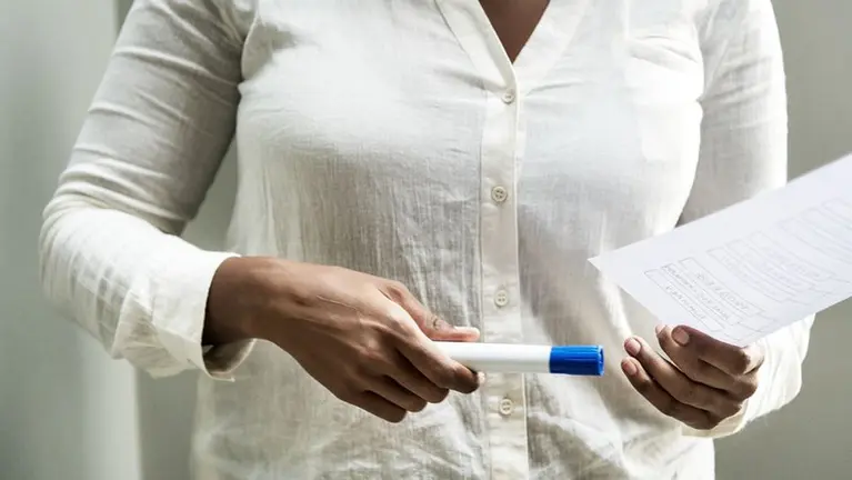 Una profesora durante una clase en un colegio. ARCHIVO