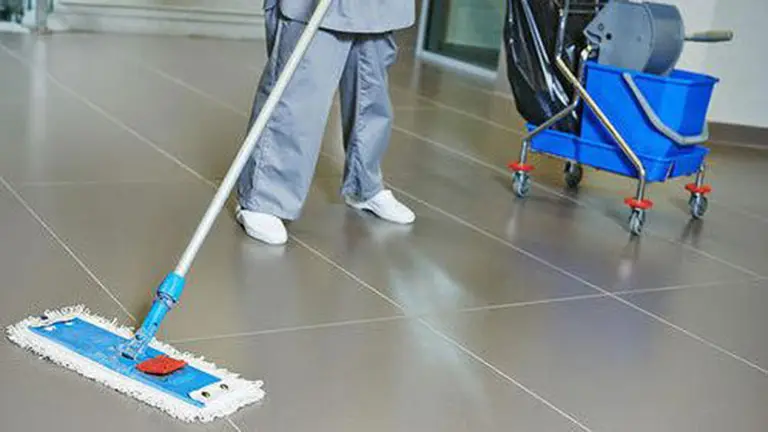 Una persona limpia en un edificio ARCHIVO