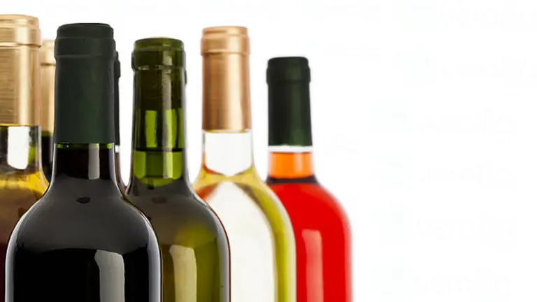 Imagen de varias botellas de vino tinto, rosado y claro ARCHIVO