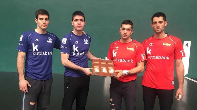 Los pelotaris Zabaleta, Irribarría, Víctor y Albisu en el frontón Labrit.