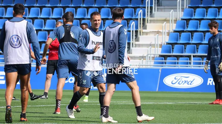 Entrenamiento del equipo insular en el Helidoro Rodríguez. @CDTOficial.