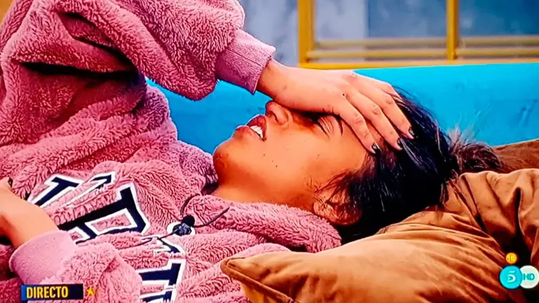 Sofía Suescun tumbada tras sufrir un ataque de ansiedad. GH DUO