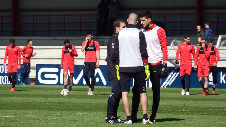 Arrasate habla con los porteros Sergio Herrera y Rubén Martínez al final del entrenamiento en Tajonar