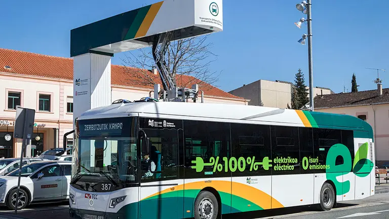 La línea 9 de las villavesas se estrena como línea completamente operada por autobuses eléctricos, lo que ha obligado a la instalación de unos novedosos puntos de recarga. Foto: MANCOMUNIDAD COMARCA PAMPLONA