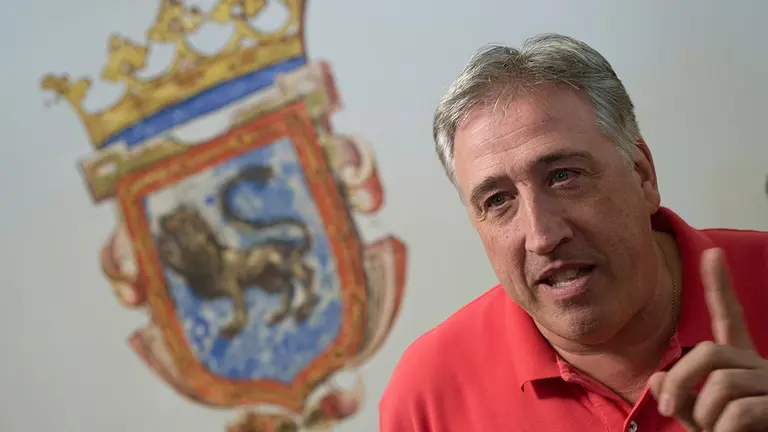 GRAF8226. PAMPLONA, 20/08/2018.- El alcalde de Pamplona, Joseba Asiron, atiende a los medios de comunicación y se alegra de la retirada por parte del Gobierno de su orden de desalojo del gaztetxe Maravillas, "una buena noticia" que evita otra actuación policial y da "un poco más de aire" para buscar soluciones a la demanda de locales de los jóvenes okupas. EFE/Iñaki Porto