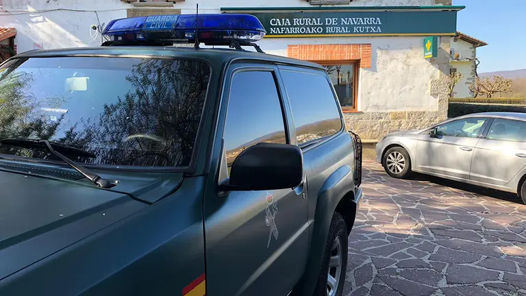 Una de las patrullas desplazadas hasta la sucursal bancaria que ha sido objeto de un atraco en Larrainzar Foto GUARDIA CIVIL