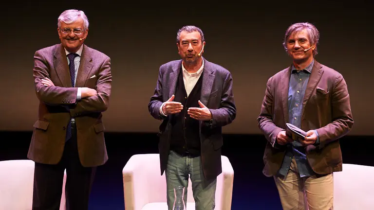 El director de cine y guionista José Luis Garci junto al crítico cinematográfico Eduardo Torres–Dulce en el Museo Universidad de Navarra. PABLO LASAOSA