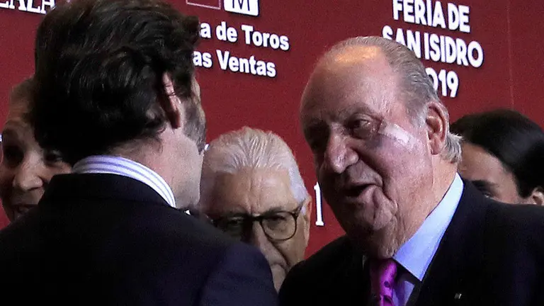 GRAF8402. MADRID, 22/03/2019.- El Rey emérito, Juan carlos I (d), conversa con el diestro Juan José Padilla, su llegada al acto de presentación de los carteles de la feria de San Isidro 2019, esta tarde en la plaza de toros de Las Ventas. EFE/Fernando Alvarado.