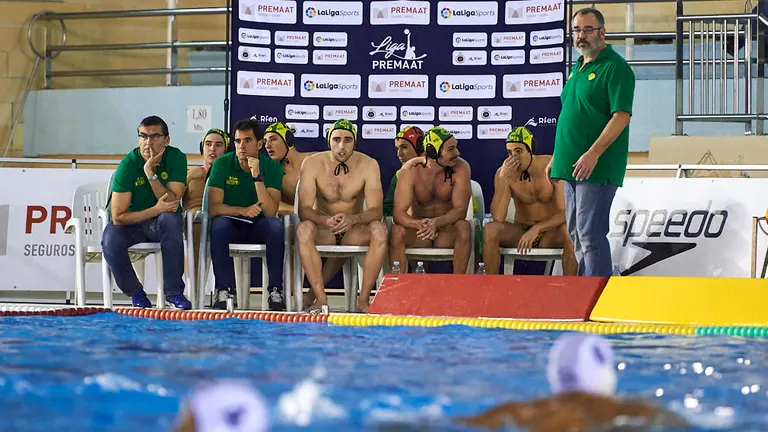El Waterpolo Navarra se enfrenta al Echeyde en la piscina del Amaya. MIGUEL OSÉS 8