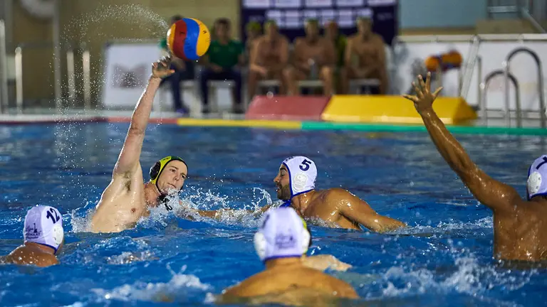 El Waterpolo Navarra se enfrenta al Echeyde en la piscina del Amaya. MIGUEL OSÉS 10