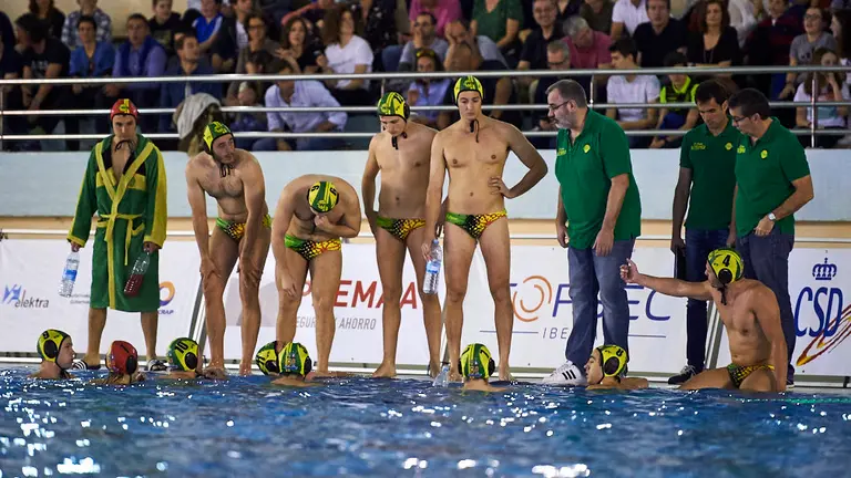 El Waterpolo Navarra se enfrenta al Echeyde en la piscina del Amaya. MIGUEL OSÉS 11