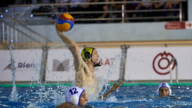 El Waterpolo Navarra se enfrenta al Echeyde en la piscina del Amaya. MIGUEL OSÉS 12