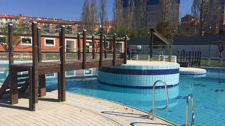 Piscina exterior de recreo en el club Oberena de Pamplona.