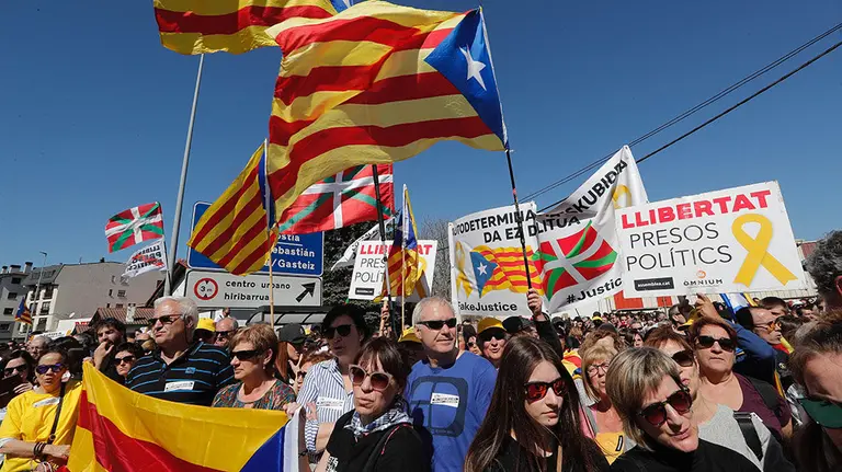Representantes de las principales instituciones navarras y del Ayuntamiento de Alsasua han demandado &#34;justicia y proporcionalidad&#34; en la manifestación de rechazo a la sentencia que confirma las penas de 2 a 13 años de cárcel a los autores de la agresión a dos guardias civiles y sus parejas. EFE/Villar López