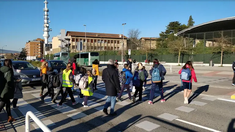Alumnos del colegio Sagrado Corazón cruzan un paso de cebra camino al colegio CEDIDA