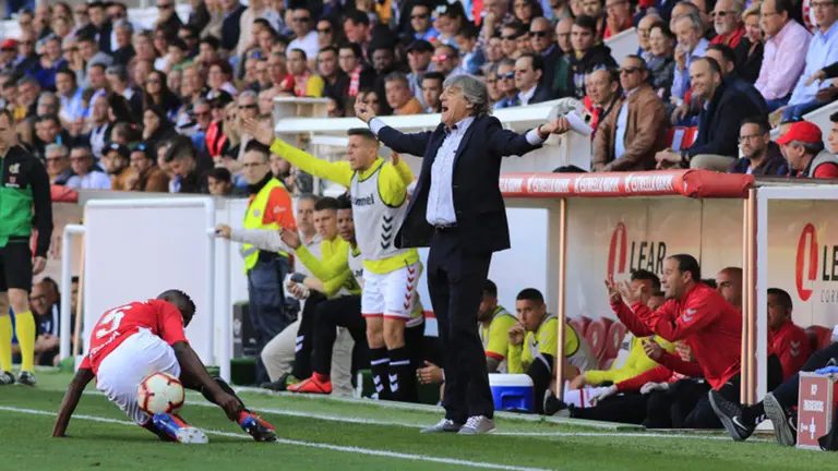 Martín Monreal protesta de pie delante del banquillo del Nástic. La Liga.