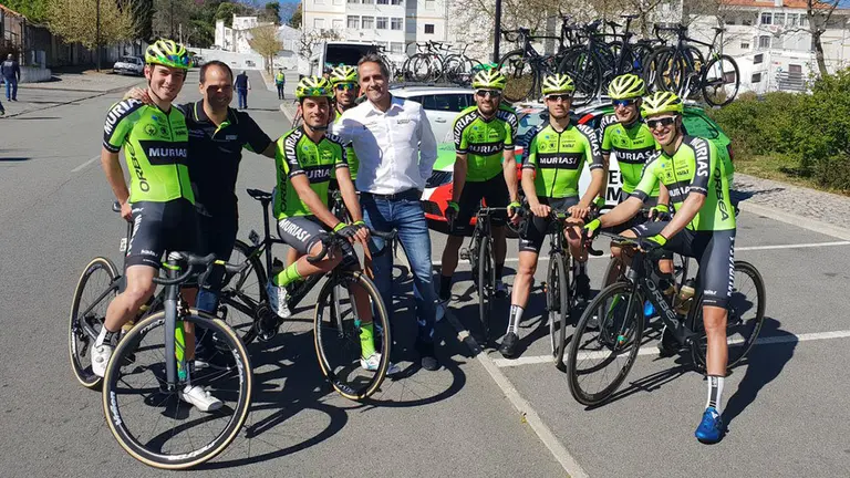 El equipo Euskadi Murias con Enrique Sanz en Portugal. @muriasteam