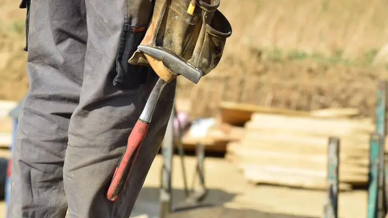 Imagen de archivo de un obrero en una construcción ARCHIVO