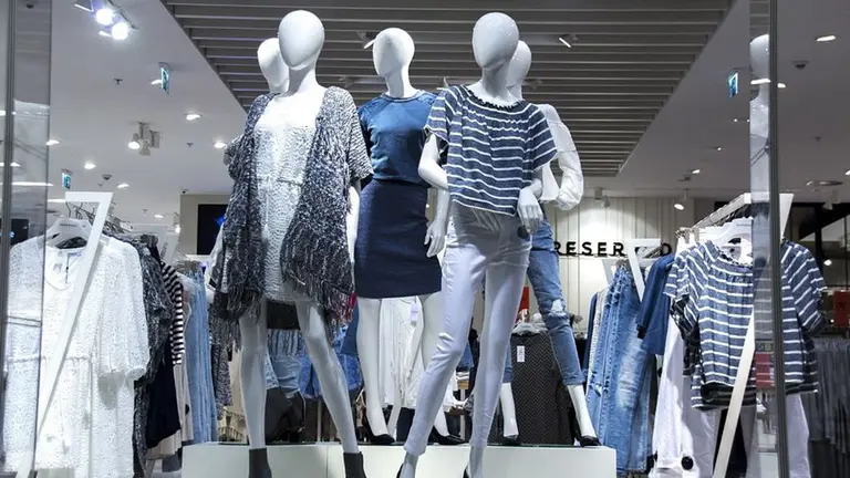 El escaparate de una tienda de ropa en un centro comercial ARCHIVO