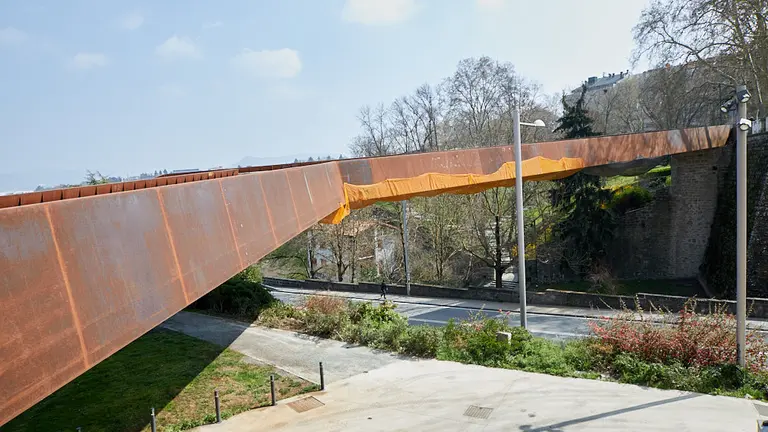 Pasarela peatonal en la cuesta de Labrit de Pamplona (01). IÑIGO ALZUGARAY