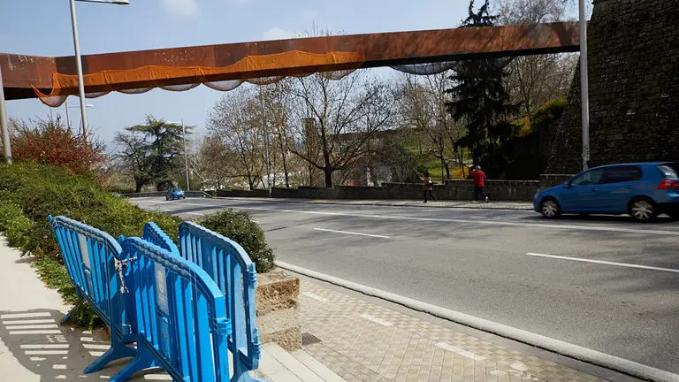 Pasarela peatonal en la cuesta de Labrit de Pamplona (03). IÑIGO ALZUGARAY