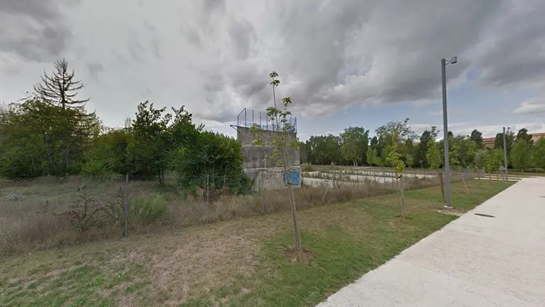 Estado actual del parque de Aranzadi, situado junto al Arga ARCHIVO