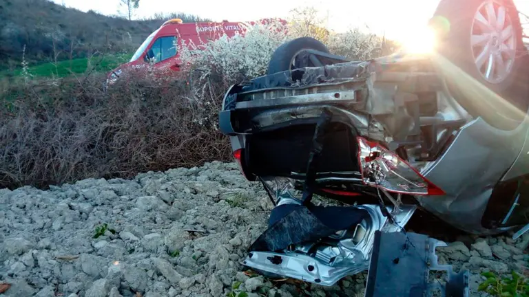 El coche volcado en la carretera NA150, en el término navarro de Ayanz. BOMBEROS