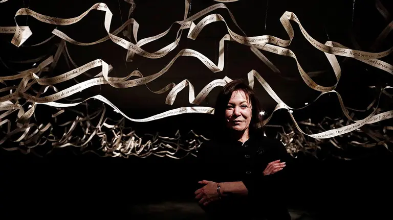 GRAFCAV2916. PAMPLONA (NAVARRA), 26/03/2019.- La artista peruana Cecilia Paredes ha inaugurado este martes en el Museo Universidad de Navarra (MUN) la exposición "El no retorno", en la que reflexiona sobre la memoria, el desarraigo y la relación del ser humano con la naturaleza. Se trata de una muestra que recoge 32 obras realizadas por la artista en los últimos veinte años. Son varios "fotoperformances", instalaciones, dibujos, grabados, esculturas y arte sonoro. EFE/ Jesús Diges