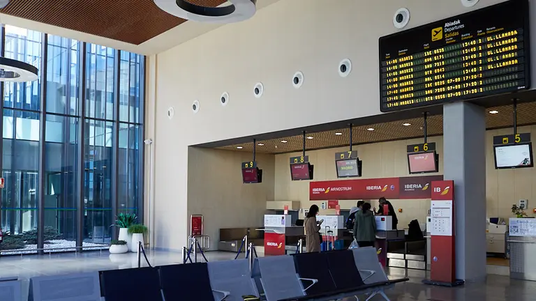 Aeropuerto de Noáin-Pamplona (06). IÑIGO ALZUGARAY