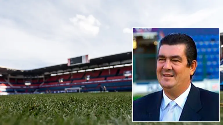 Una imagen de archivo del expresidente de Osasuna junto al estadio El Sadar