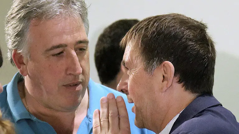 GRAF6098. SAN SEBASTIÁN, 23/06/2018.- El secretario general de EH Bildu, Arnaldo Otegi (c) y el alcalde de Pamplona, Joseba Asiron (i), intervienen en una asamblea ordinaria de la formación, en la que participan los ocho cabezas de lista a las alcaldías y a las Juntas Generales del País Vasco y Navarra en las próximas elecciones municipales y forales. EFE/Gorka Estrada