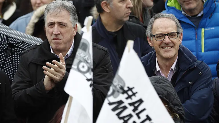 GRAF4531. PAMPLONA (ESPAÑA), 25/02/2018.-La "Vuelta a Navarra del Pueblo de Alsasua", que tiene como objeto denunciar la "injusticia" de la que están siendo objeto ocho jóvenes de la localidad acusados de agredir a dos guardias civiles y a sus parejas, ha finalizado hoy en la Plaza del Casyillo de Pamplona donde los asistentes, entre los que se encontraba el alcalde de Pamplona Joseba Asirón (i), y el parlamentario de EH Bildu Adolfo Aráiz (d), han recibido entre aplausos a los padres y madres de los jóvenes imputados que han exigido "justicia". EFE/Villar López