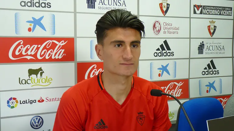 El jugador de Osasuna, Luis Perea, en una rueda de prensa en Tajonar.