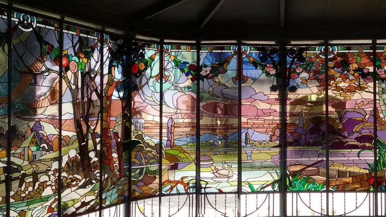 Vista general de la vidriera restaurada en Bertiz