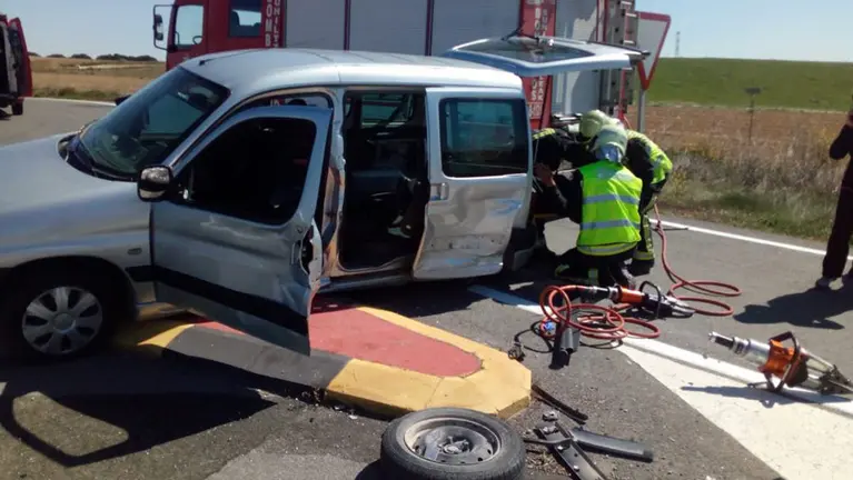 Imagen de uno de los dos vehículos accidentados en el choque producido en el cruce de Falces en la carretera NA-115. BOMBEROS DE NAVARRA