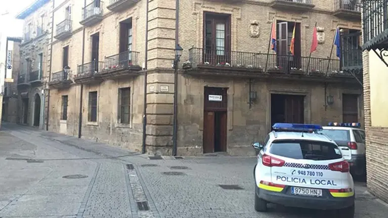 Imagen de un coche de la Policía local de Corella en la localidad. ARCHIVO