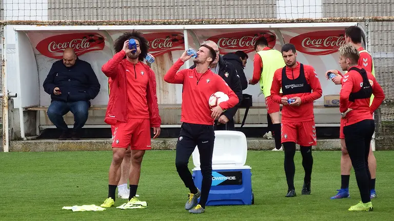 Los jugadores de Osasuna beben agua en Tajonar