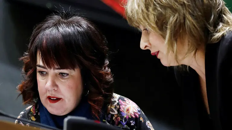 La presidenta del Parlamento de Navarra Ainhoa Aznarez (i) y la parlamentaria de Geroa Bai Virginia Alemán, en el inicio de la última sesión del Parlamento de Navarra. EFE/ Jesús Diges