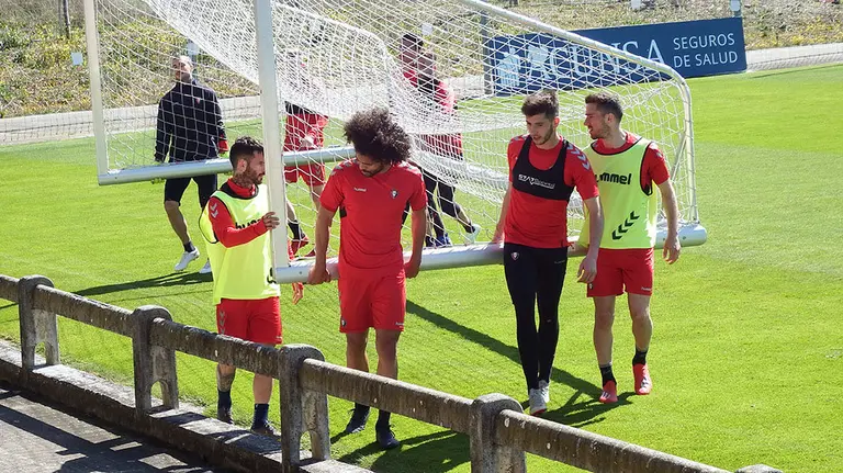 Los jugadores de Osasuna trasladan una portería en Tajonar